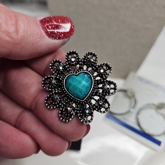 Women's Set of 2 Pairs of Earrings 2 Rings Lot of 4 Pieces Silver Tone - Picture 5 of 12